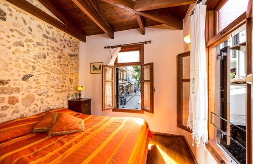Old Town Rethymnon Apartment | Historic Venetian Mansion Near Rimondi Fountain Awaits You