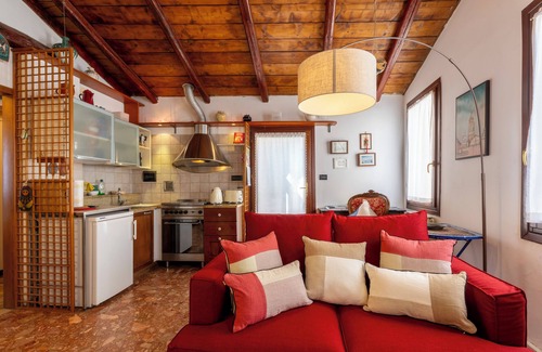 Castello Apartment | Charming Biennale Terrace with Spa and Pet-Friendly Options