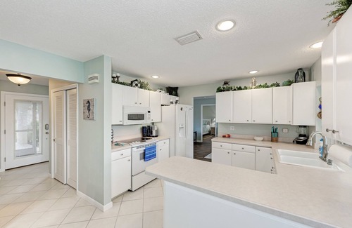 Venice Gardens House | Pet-Friendly Venice Bal Harbour Lake House with Ocean Views