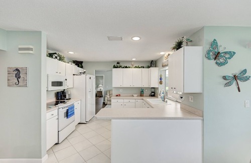 Venice Gardens House | Pet-Friendly Venice Bal Harbour Lake House with Ocean Views