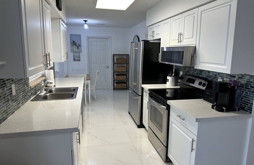 Venice Gardens House | Venice Beach Retreat with Ocean Views & Spa Amenities