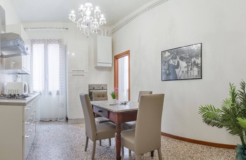 San Polo Apartment | Experience Venice Luxury Palace 6 with Family-Friendly Amenities