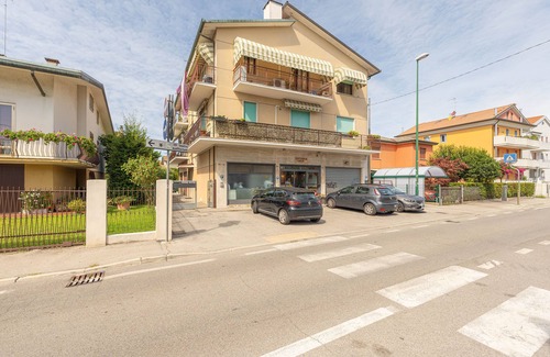Favaro Veneto Apartment | Elevated Escape at Venice Roof Garden with Spa & Dining