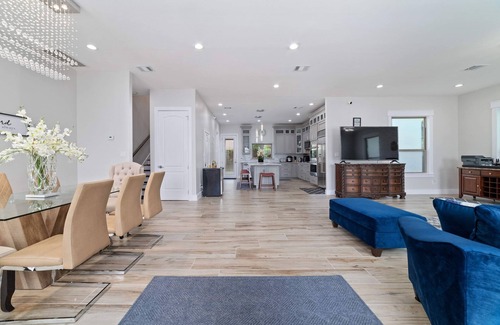 Lawndale/ Wayside House | Discover VENIZ by Hobby Airport: Ideal for Extended Stays