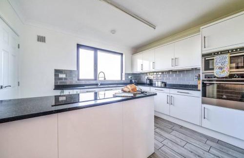 Boscastle House | Family-Friendly Venn Down Lakes with Pet and Kitchen Amenities