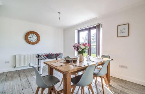 Boscastle House | Family-Friendly Venn Down Lakes with Pet and Kitchen Amenities