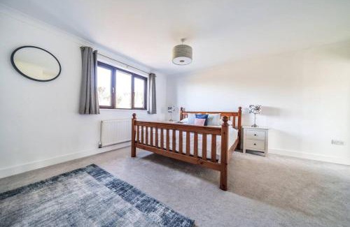 Boscastle House | Family-Friendly Venn Down Lakes with Pet and Kitchen Amenities