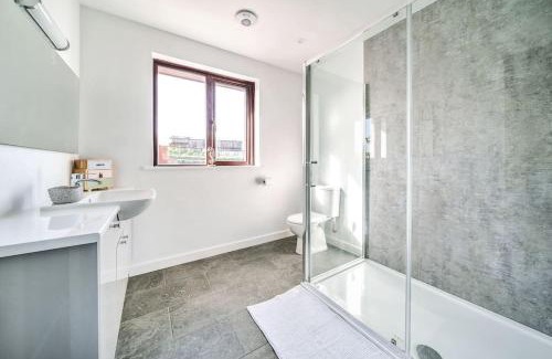 Boscastle House | Family-Friendly Venn Down Lakes with Pet and Kitchen Amenities