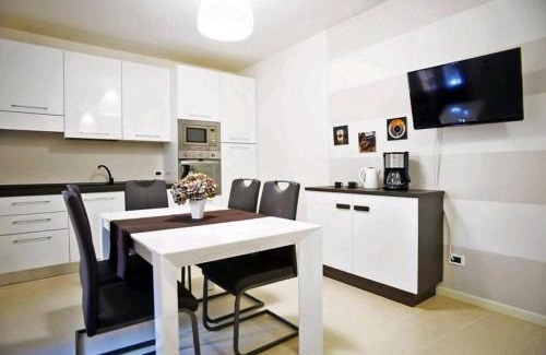 Lovere Old Town Apartment | VENTUNO - Modern Apartment Near Country & Lake with Kids Welcome