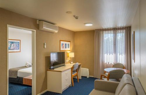 Hamilton Hotel | Elegant Ventura Inn & Suites Hamilton: Family-Friendly Retreat