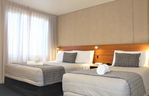 Hamilton Hotel | Elegant Ventura Inn & Suites Hamilton: Family-Friendly Retreat