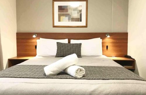 Hamilton Hotel | Elegant Ventura Inn & Suites Hamilton: Family-Friendly Retreat