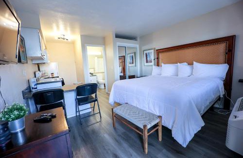 Mesa Apartment | Relax at Venture on Country Club with Pool and Ocean Views