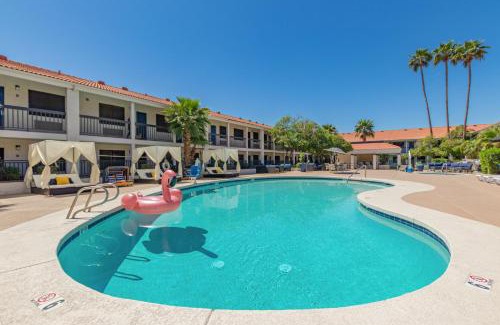 Mesa Apartment | Relax at Venture on Country Club with Pool and Ocean Views
