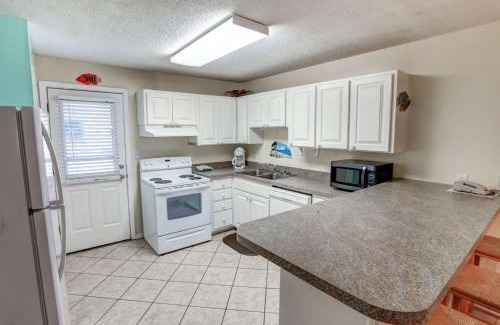 Fort Walton Beach House | Comfortable Stay at Venus Condominiums with Pool Access