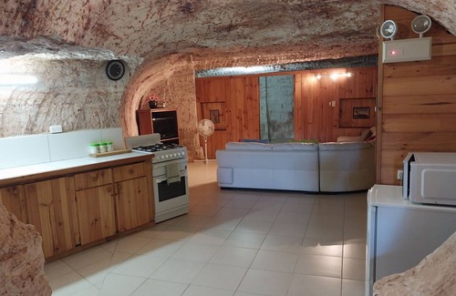 Coober Pedy House | Inviting Venushill Bed and Breakfast with Gourmet Kitchen