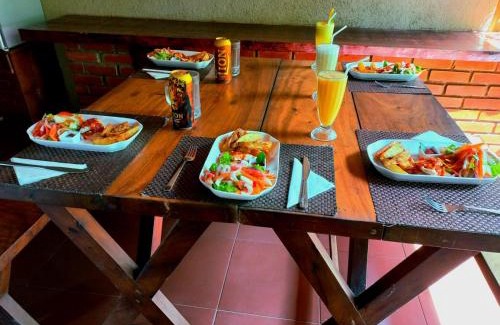 Sirimalwatta Hotel | Discover Veraima Kandy: Family-Friendly with Pool & Breakfast