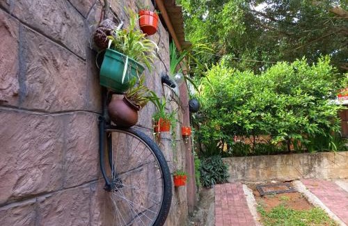 Sirimalwatta Hotel | Discover Veraima Kandy: Family-Friendly with Pool & Breakfast