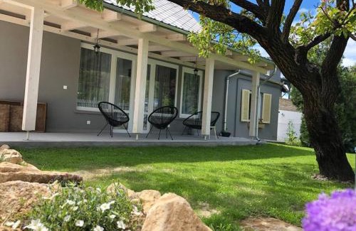 Balatonkenese House | Discover Verandás Vendégház: 4-Star, Pet-Friendly Retreat
