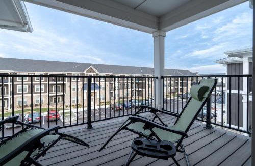 Whitestown Apartment | Verdant Retreat 2BR 2BA Spacious 2 KingBeds GymWFH