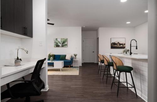 Whitestown Apartment | Verdant Retreat 2BR 2BA Spacious 2 KingBeds GymWFH