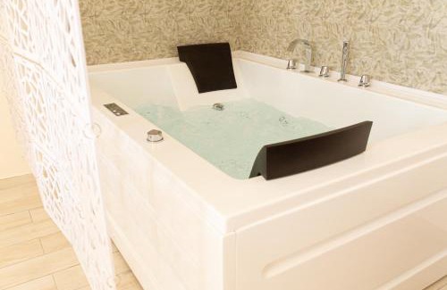Ospedaletto D'Alpinolo House | Pet-Friendly Verde Coccola: Oceanfront Retreat with Hot Tub