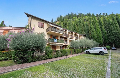 Toscolano Maderno Apartment | Discover Verde Giada: Poolside Retreat with Family-Friendly Amenities