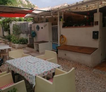 Niolon House | Charming Cabanon de Calanque: Pet-Friendly Retreat Awaits