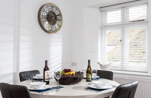 Padstow House | Discover Verity Cottage: Your Perfect Getaway Awaits