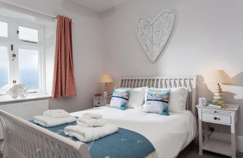 Padstow House | Discover Verity Cottage: Your Perfect Getaway Awaits