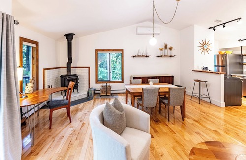 Quechee Condo | Idyllic Vermont Townhouse Among the Trees with Spa & Pool