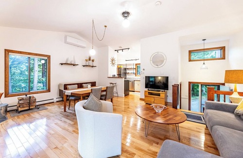 Quechee Condo | Idyllic Vermont Townhouse Among the Trees with Spa & Pool