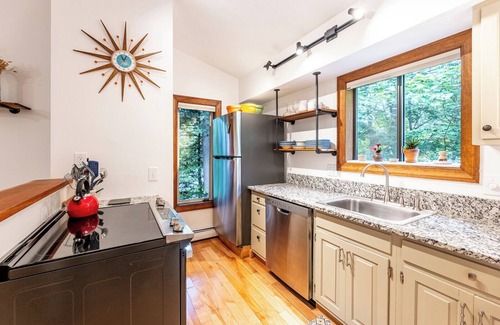 Quechee Condo | Idyllic Vermont Townhouse Among the Trees with Spa & Pool