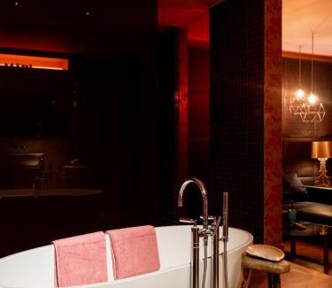 Ghent House | Enchanting Verne Dreams: 4-Star Oceanfront Oasis