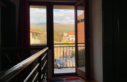 Varosh Villa | Cozy Veronika Guest House: Pet-Friendly Family Retreat