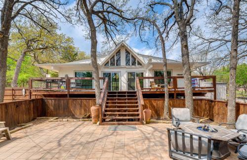 Pottsboro House | Family-friendly Retreat with Deck, 1 Mile to Lake!