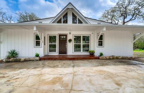 Pottsboro House | Family-friendly Retreat with Deck, 1 Mile to Lake!