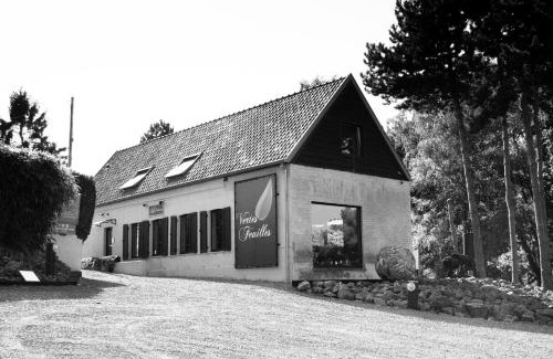 Frasnes-Lez-Anvaing Hotel | Vertes Feuilles: Guest Rated 9/10 with Breakfast & Hot Tub
