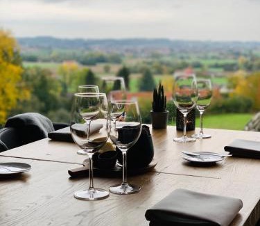 Frasnes-Lez-Anvaing Hotel | Vertes Feuilles: Guest Rated 9/10 with Breakfast & Hot Tub