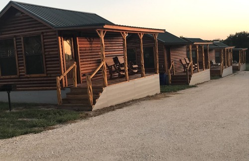 Hamilton Cabin | Pet-Friendly Vertical Gate Cruise: 9.4 Guest Rated Stay