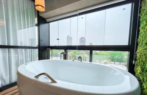 Jardim dos Estados Apartment | Vertigo Premium Studios: Oceanfront Oasis with Pool Access