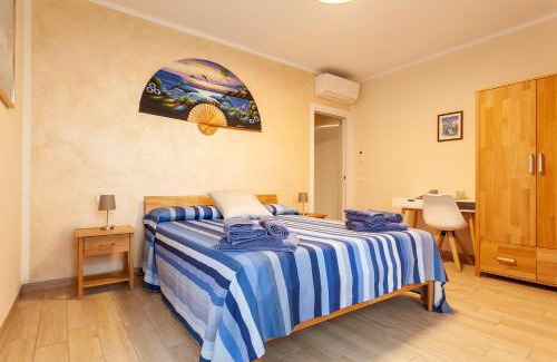 Somma Lombardo House | Inviting Veruskacamere: Family-Friendly Retreat with Kitchen
