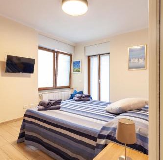 Somma Lombardo House | Inviting Veruskacamere: Family-Friendly Retreat with Kitchen