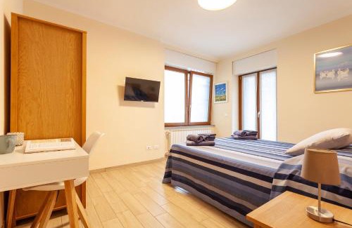 Somma Lombardo House | Inviting Veruskacamere: Family-Friendly Retreat with Kitchen