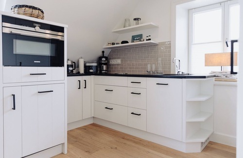 Tinnum Apartment | Verwöhnung und Behaglichkeit: Ihr Privates Refugium für bis zu 4 Personen