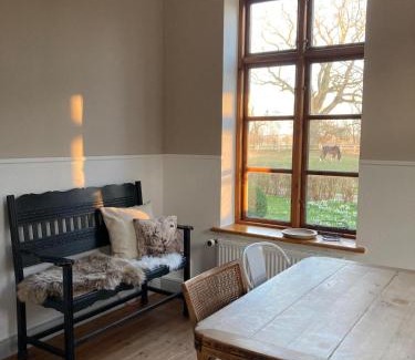 Wittmoldt Apartment | Verwalterhaus mit Blick auf die Pferdeweide -Gut Wittmoldt-