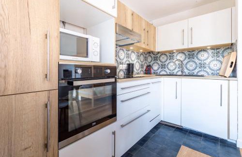 Le Praz Apartment | Bright Oasis with Balcony, Close to Slopes & Family-Friendly