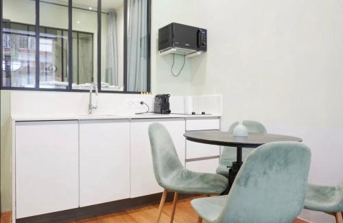 Quartier de Rochechouart Apartment | Cozy Flat in Central Paris - Guest Rated 10/10, Child Friendly