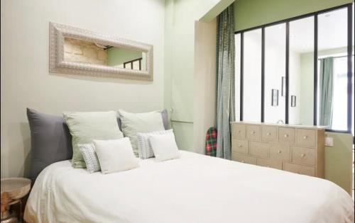 Quartier de Rochechouart Apartment | Cozy Flat in Central Paris - Guest Rated 10/10, Child Friendly