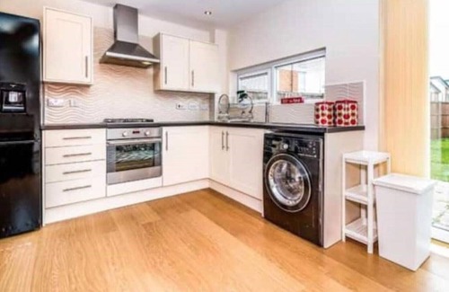 Manchester House | Immaculate Stay with Parking, Internet, and Spa Access